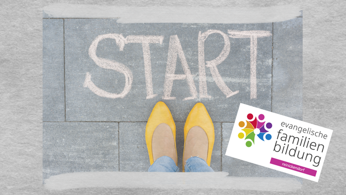 Weiße Schuhe stehen vor einem grauen Startblock mit einem Schild der Familienbündnisse.