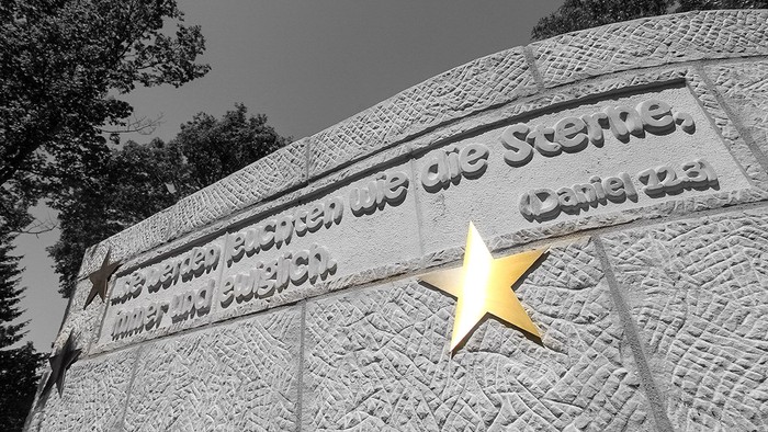 Eine geschwungene Mauer mit dem Bibelzitat 