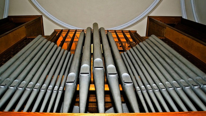 Ein Kirchenorgel mit zahlreichen Pfeifen in einem Gebäude