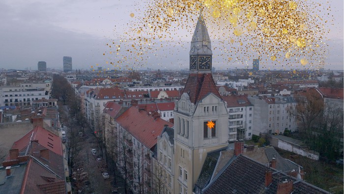 Foto der Nikodemuskirche mit Herrnhuter Stern und Weihnachtsglitzer