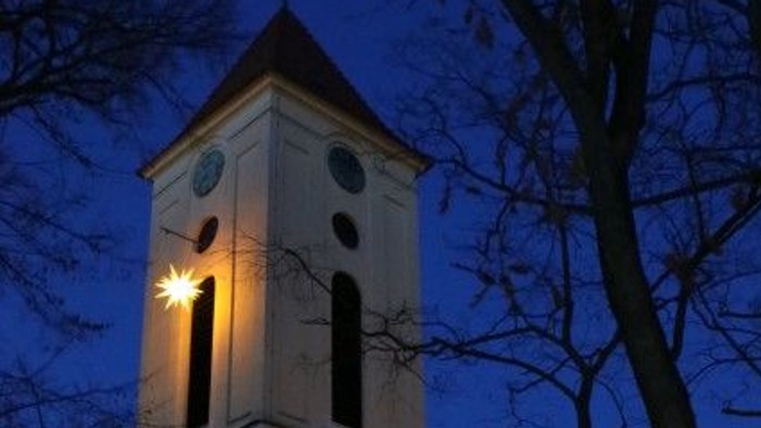 Kirchturm bei Nacht, beleuchtet, Uhr, Menschen davor