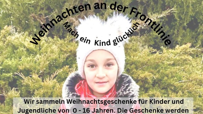 Plakat für die Aktion Weihnachten an der Frontlinie. Kind mit rotem Anokar, weißer Mütze, schwarzer Hose mit Geschenken inder Hand.