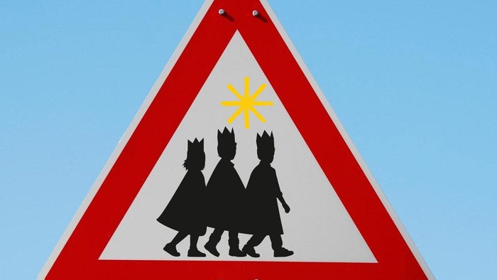 Achtungsschild mit drei Kindern und einer Sonne