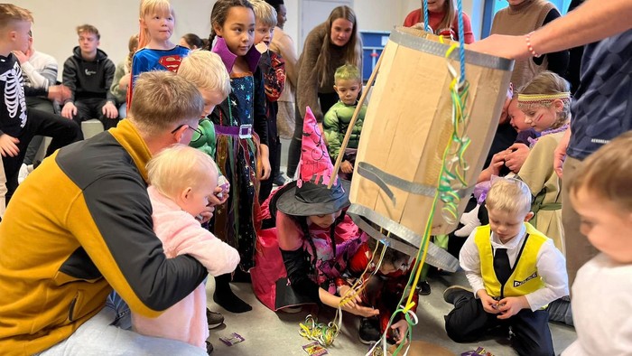 Børn åbner fælles gave i legerum