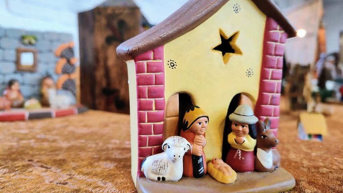 Getöpferte Krippe aus Lateinamerika