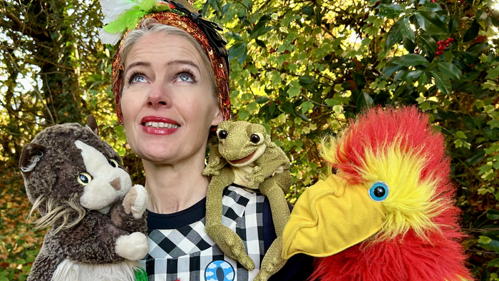 Kvinde med tre pupper i skovmiljø