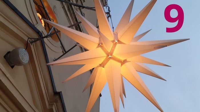 Herrnhuter Adventskalender an der Dorfkirche Stülpe