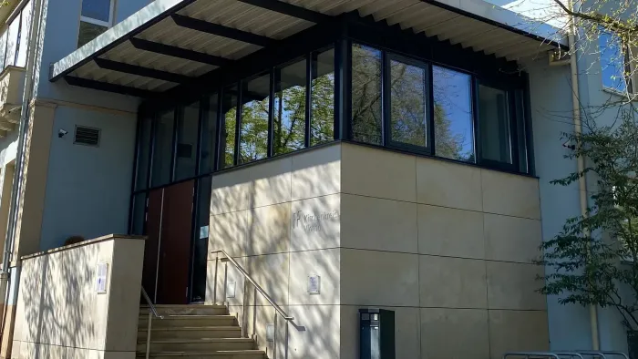 Eingangsbereich mit Treppe und Foyer des Kreiskirchenamts in Bad Oeynhausen