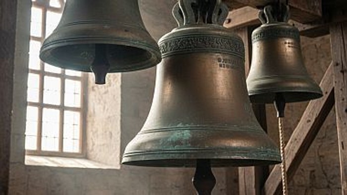 Drei Kirchenglocken in einer Kirche