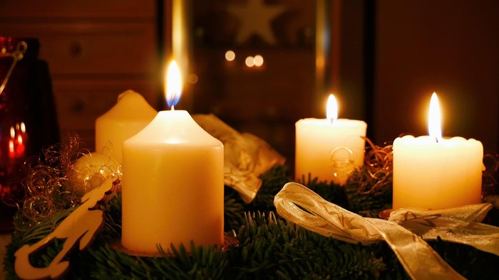 Adventskranz mit drei brennenden Kerzen