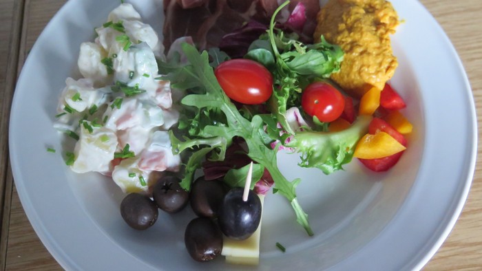 En ret med salat, kartofler, og kød
