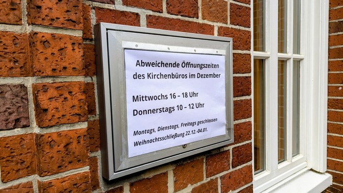 Aushang mit den Öffnungszeiten des Kirchenbüros im Dezember, siehe Text des Beitrags.