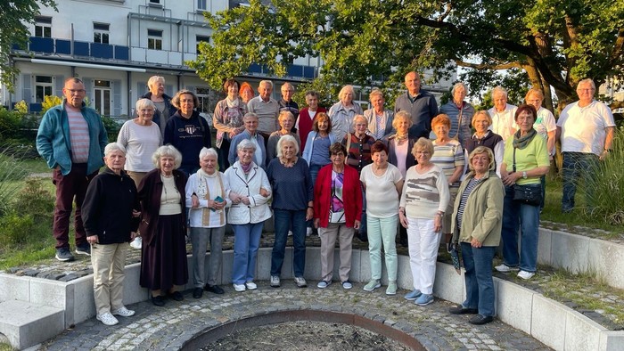 Gruppenbild auf einer Seniornefahrt in Graal-Müritz