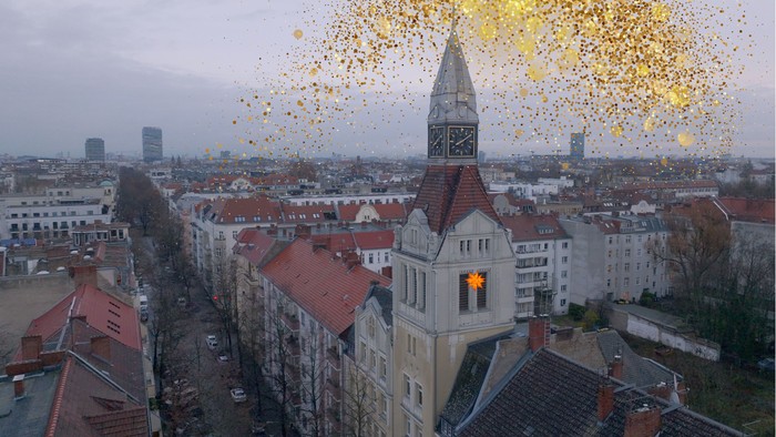 Foto der Nikodemuskirche mit Herrnhuter Stern und Weihnachtsglitzer