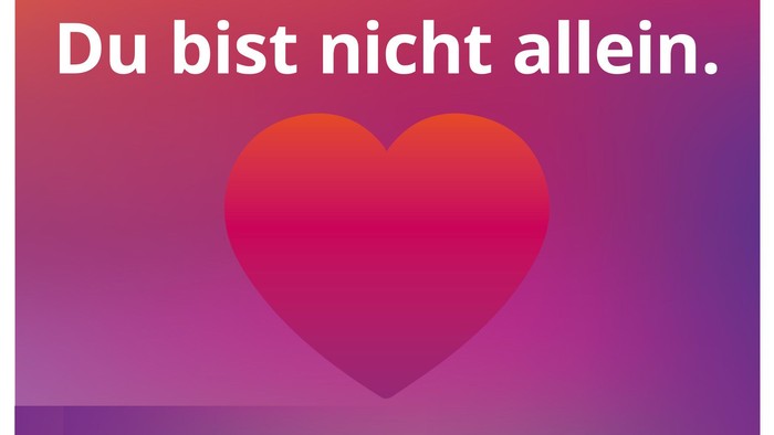 Ein rotes Herz auf einem lila Hintergrund mit der Aufschrift