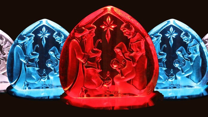 7 Bilder einer Glaskrippe, unterschiedlich farbig beleuchtet