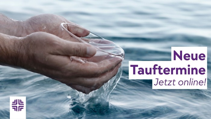 Hände halten ein Glas Wasser mit einem Text, der neue Tauftermine ankündigt, die online verfügbar sind.