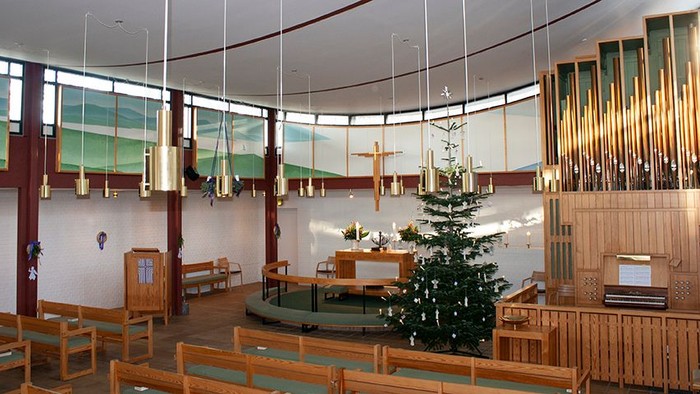 Indre del af kirke med juletree og orgel