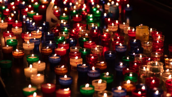 Viele bunte Kerzen sind angezündet und erleuchten den Raum.