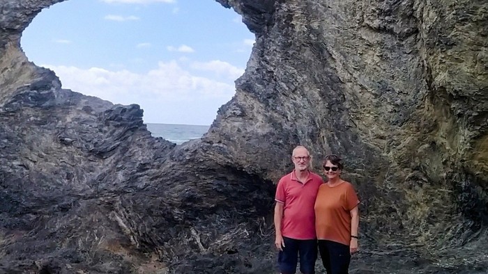 Knud og Kirsten Pedersen står ved klippe i Australien 