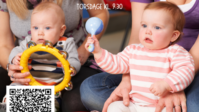 Reklame for babymusikkursus med to babyer, der spiller på instrumenter