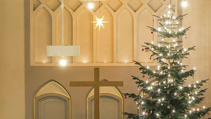 Kircheninnenraum mit Weihnachtsbaum und Altar