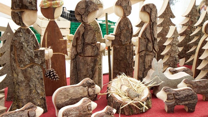 Krippenfiguren aus Holz mit Rinde