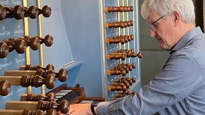Mann spielt Orgel in Kirche