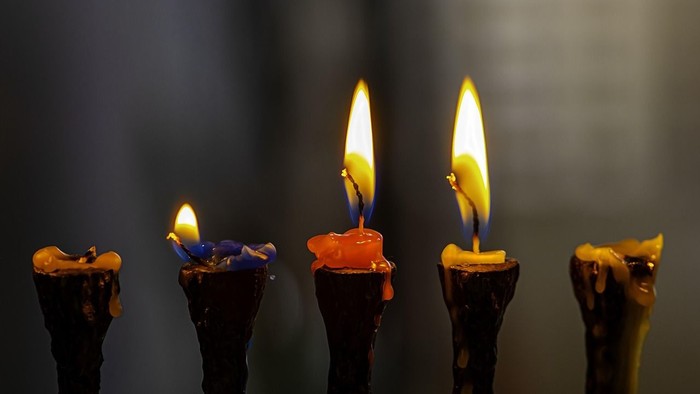 Detail eines Chanukka-Leuchters mit teils ausgebrannten Kerzen