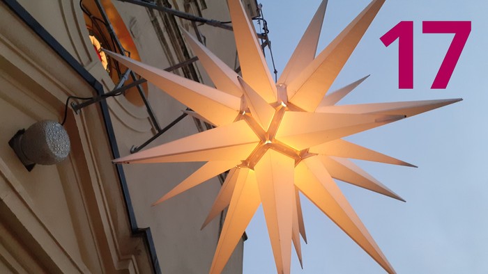 Leuchtender Adventstern an der Dorfkirche Stülpe und die Zahl 17.