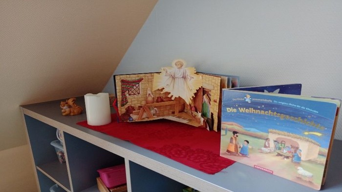 Weihnachtsdekoration auf einem Regal