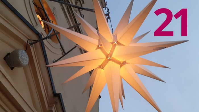 Leuchtender Adventsstern an der Kirche Stülpe und die Zahl 21