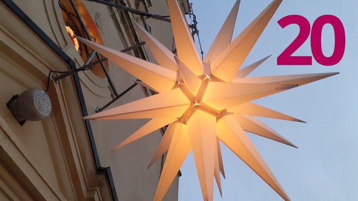 Leuchtender Adventsstern an der Dorfkirche Stülpe und die Zahl 20