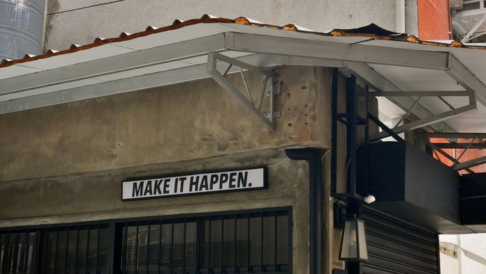 Ein Gebäude mit einem Schild, auf dem „Mach es möglich“ steht.