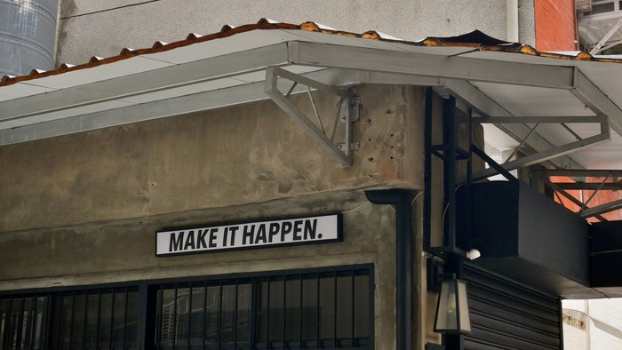 Ein Gebäude mit einem Schild, auf dem „Mach es möglich“ steht.