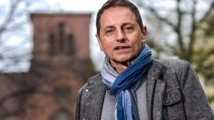 Thomas de Vachroi im Winter vor einer Kirche