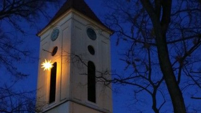 Kirchturm bei Nacht, beleuchtet, Uhr, Menschen davor