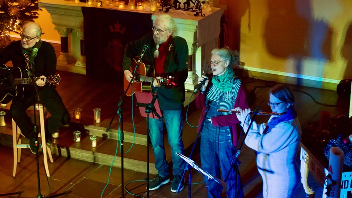 von links nach rechts: Johannes Romann (Gesang, Gitarre), Jochen Girulat (Gesang, Gitarre), Annika Pott (Gesang), Victoria Romann (Flöte, Flügel)