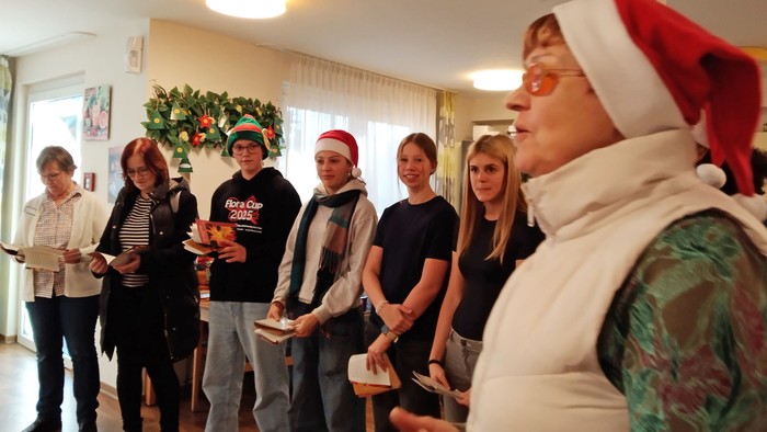 Pfarrerin Nora Rämer und Schüler*innen der Ev. Schule Neukölln überbringen Weihnachtspost