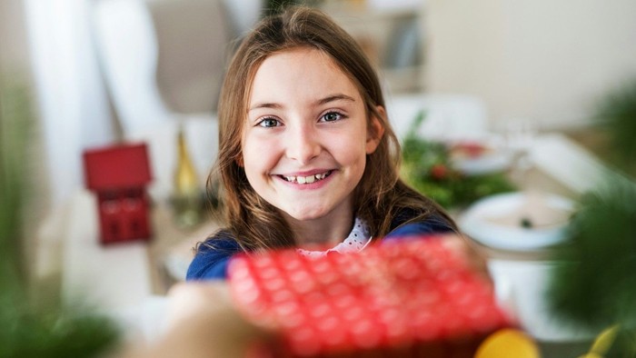 Ein Kind freut sich über ein Geschenk