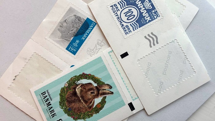 Samling af forskellige frimærker og kuverter med forskellige designs og poststempler.