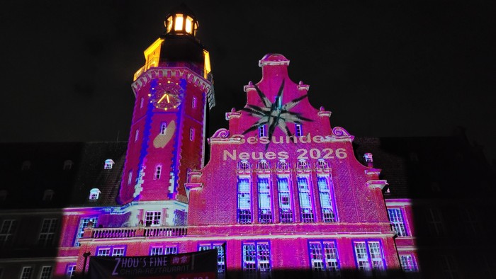 Das Reinickendorfer Rathaus iluminiert im Silvester-Lichtdesign 2025