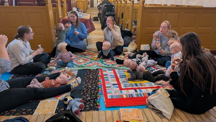 Et billede af holdet fra babysalmesang i efteråret 2025