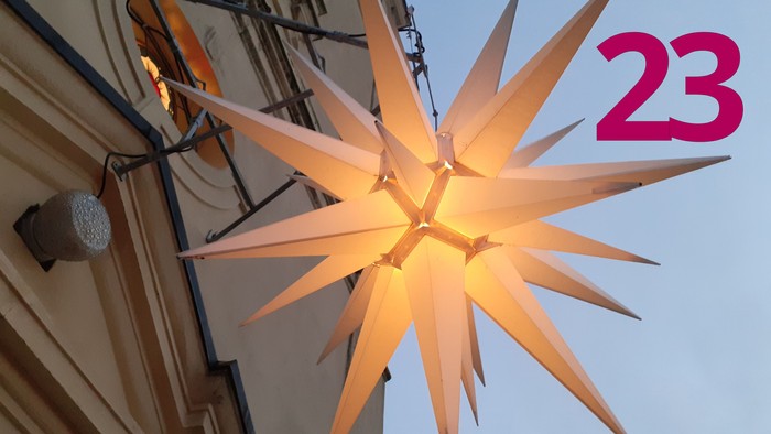 Leuchtender Stern an der Kirche Stülpe dazu die Zahl 23