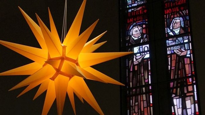 Stern im Kirchenschiff