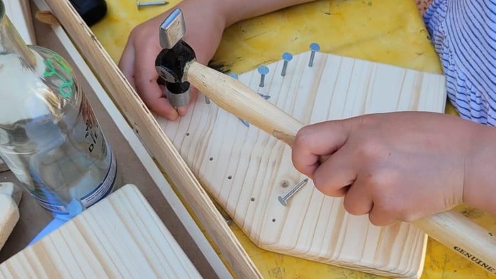 Kinder malen mit Stempeln auf gelber Folie