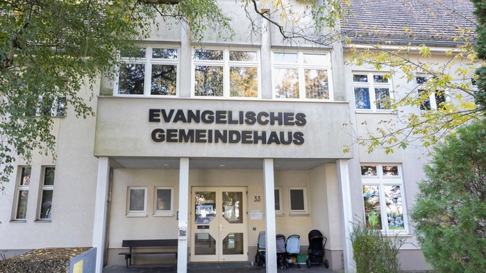 Das Gebäude der Evangelischen Gemeindehaus mit Bäumen davor