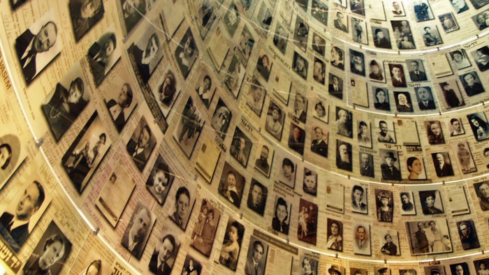 Der Raum in Yad Vashem mit gewölbter Decke, die mit zahlreichen Fotos von durch die Nazis ermordeten Menschen bedeckt ist.