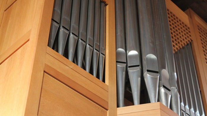 Ein Orgelpfeifenregal mit Holzverkleidung