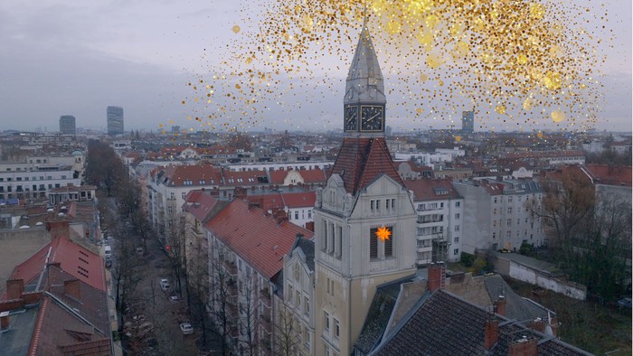Foto der Nikodemuskirche mit Herrnhuter Stern und Weihnachtsglitzer